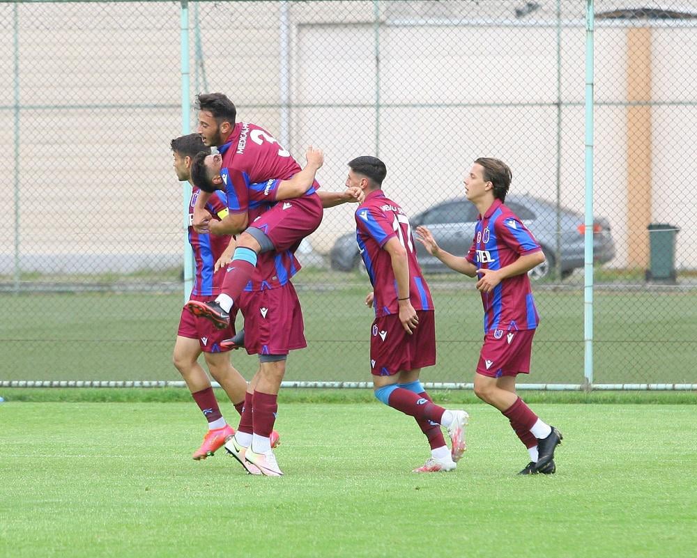 Bir 3 kişi, ayakta duran insanlar, spor yapan insanlar ve çim görseli olabilir