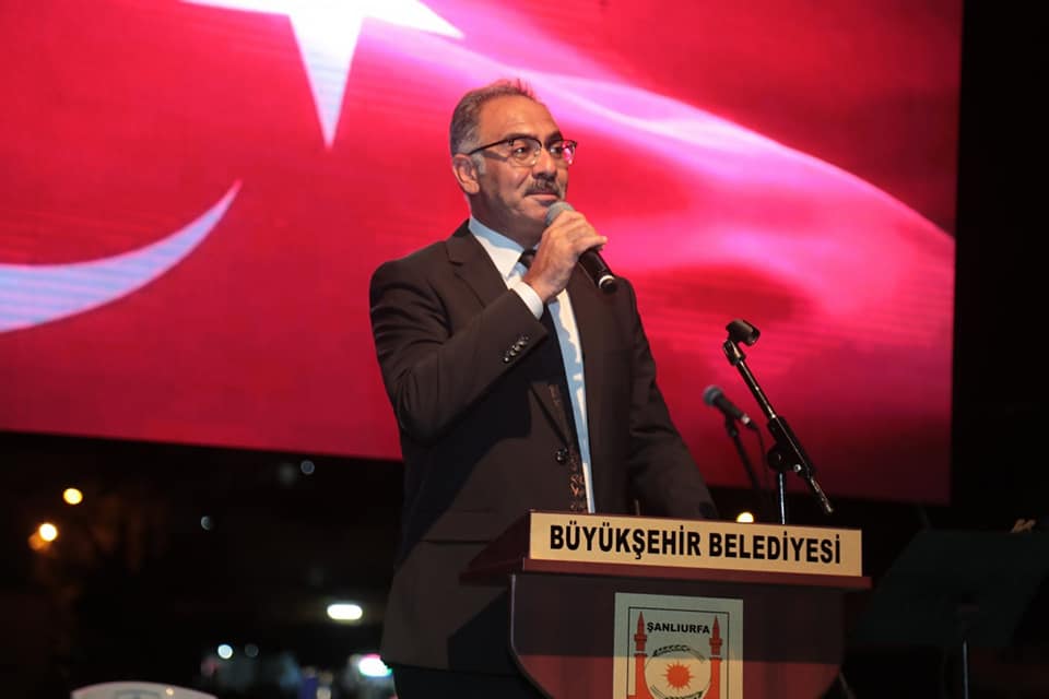 Bir 1 kişi, ayakta ve şunu diyen bir yazı 'BÜYÜKŞEHİRBELEDİYESİ BÜYÜKŞEHİR BELEDİYESİ' görseli olabilir