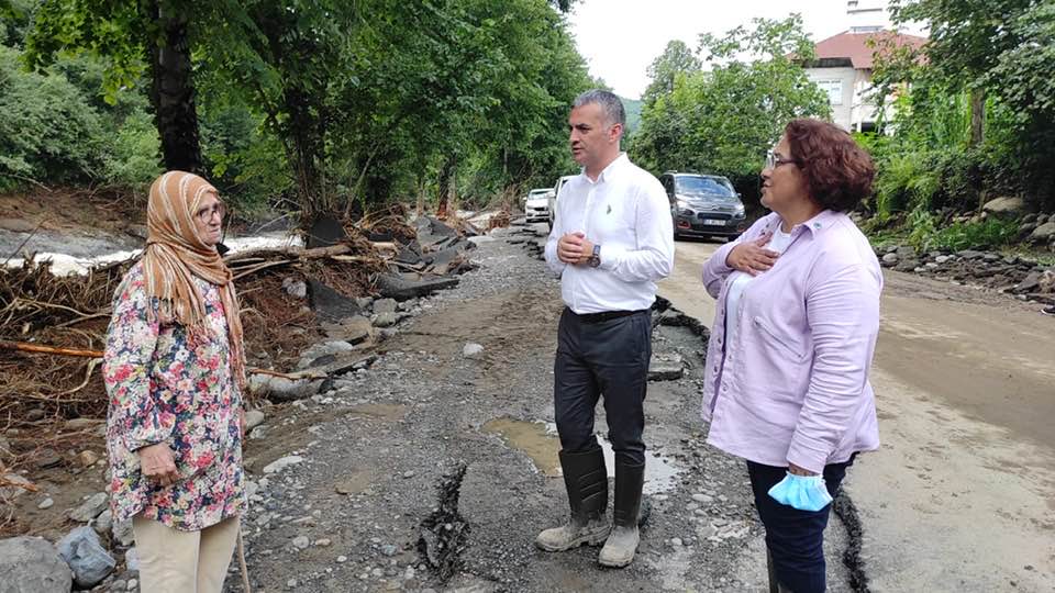 Bir 2 kişi, ayakta duran insanlar, açık hava ve ağaç görseli olabilir