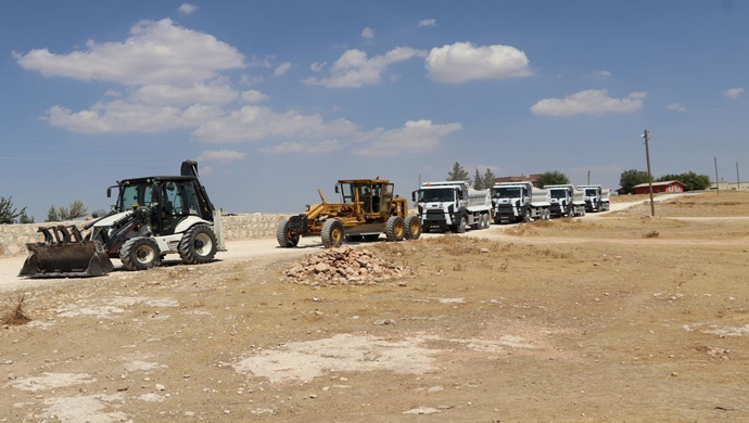 KARAKÖPRÜ KIRSALINDA YOLLAR ÇAMURDAN VE TOZDAN KURTARILIYOR