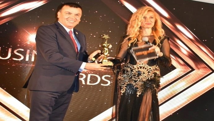 ÖZLEM YILDIZ ELİNDEN BELMA DÖNERTAŞ’A ÖDÜL