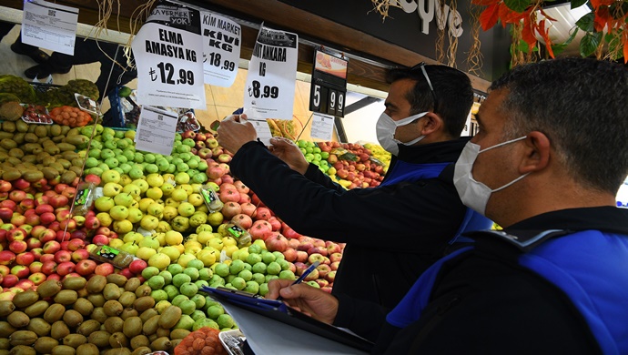 İSTANBUL BEYLİKDÜZÜ’NDE ZABITA EKİPLERİNDEN MARKET DENETİMİ