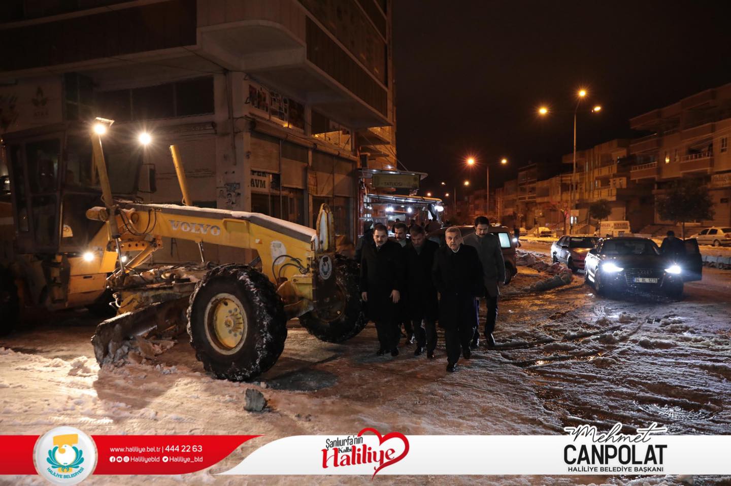 Bir 4 kişi, ayakta duran insanlar ve açık hava görseli olabilir