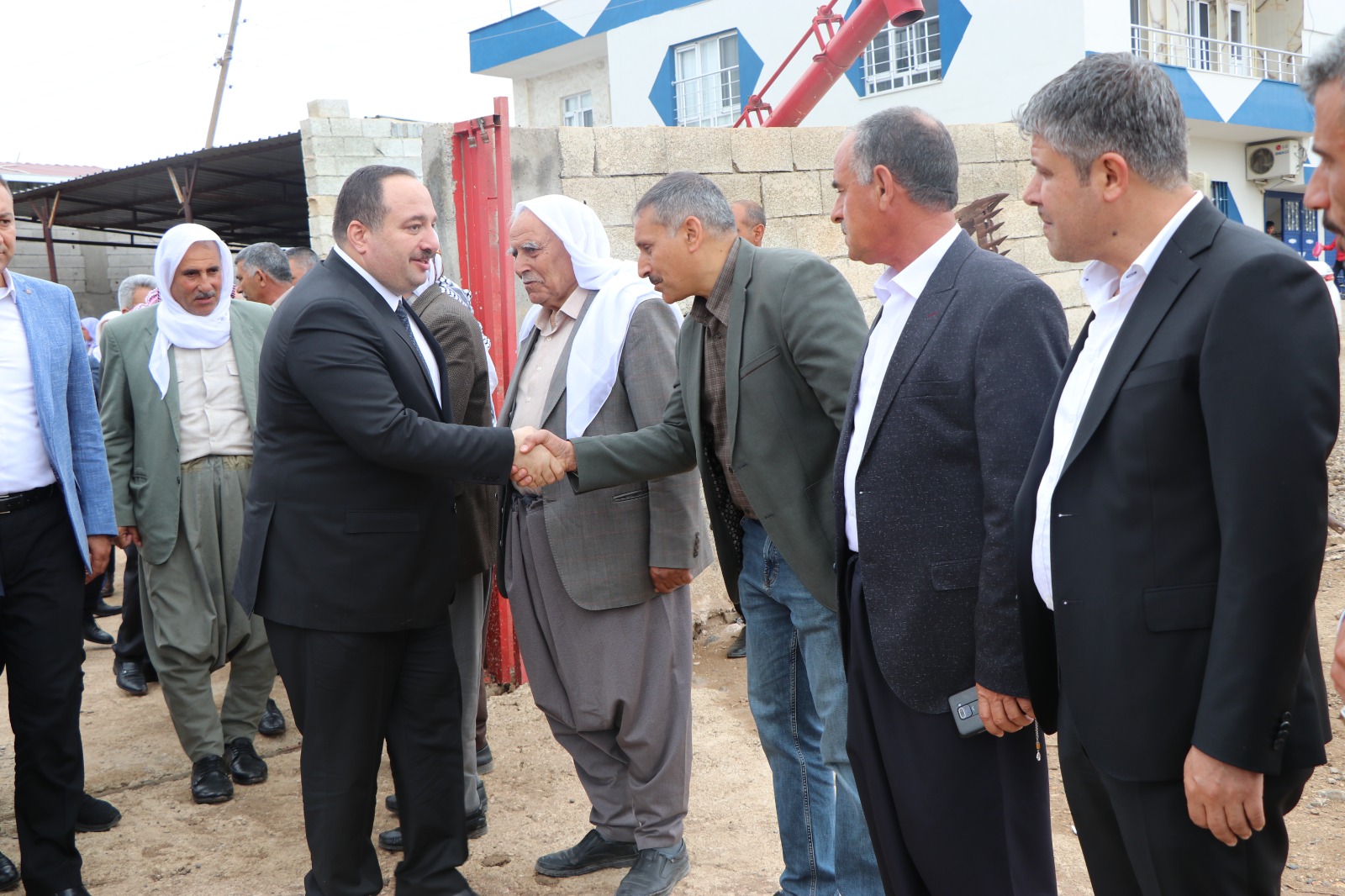 Viranşehir belediye başkanı Ekinci ve beraberindeki kişilerle beraber husumetli 2 aileyi barıştırdılar