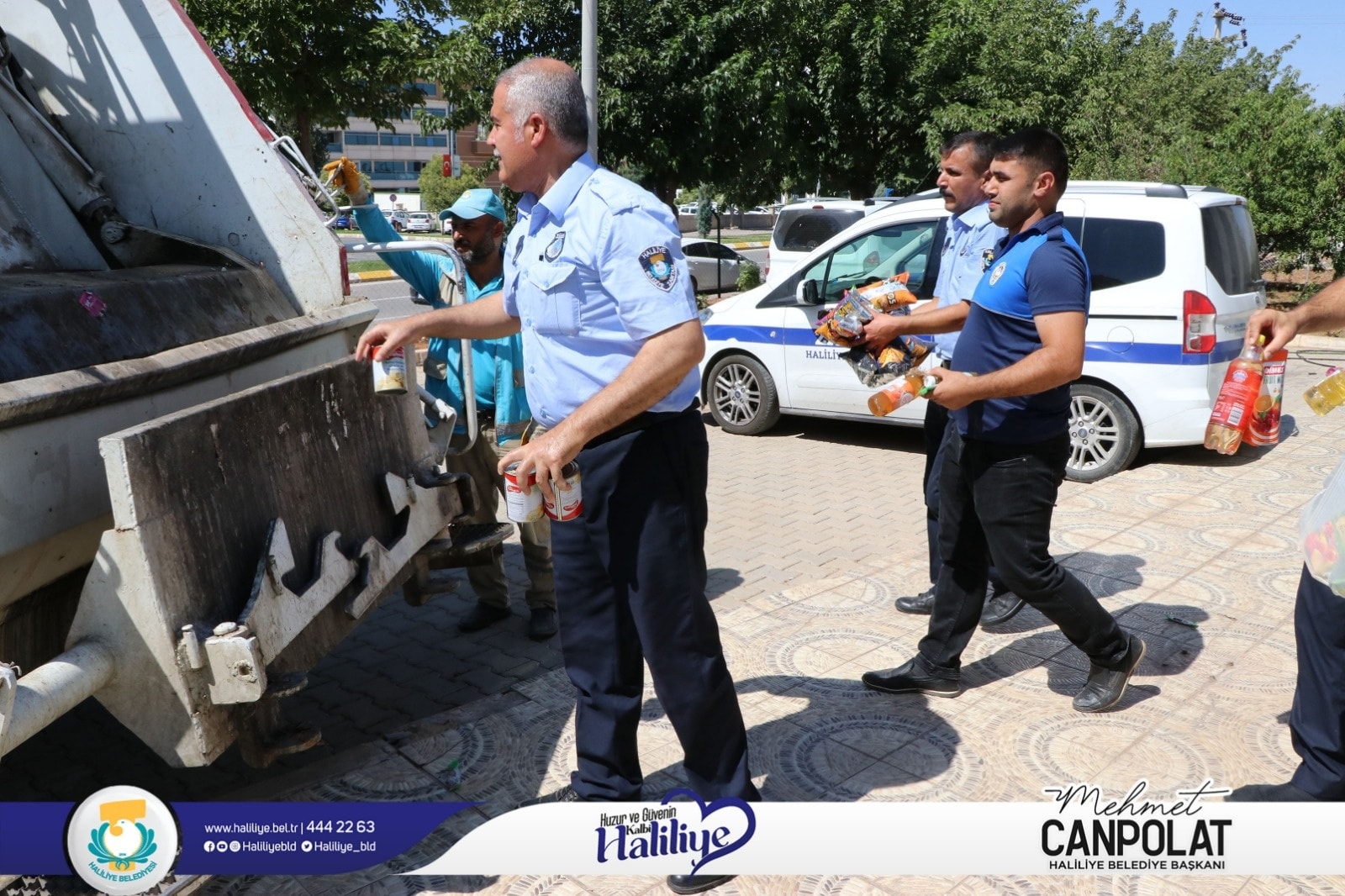 Bir 3 kişi, ayakta duran insanlar ve açık hava görseli olabilir