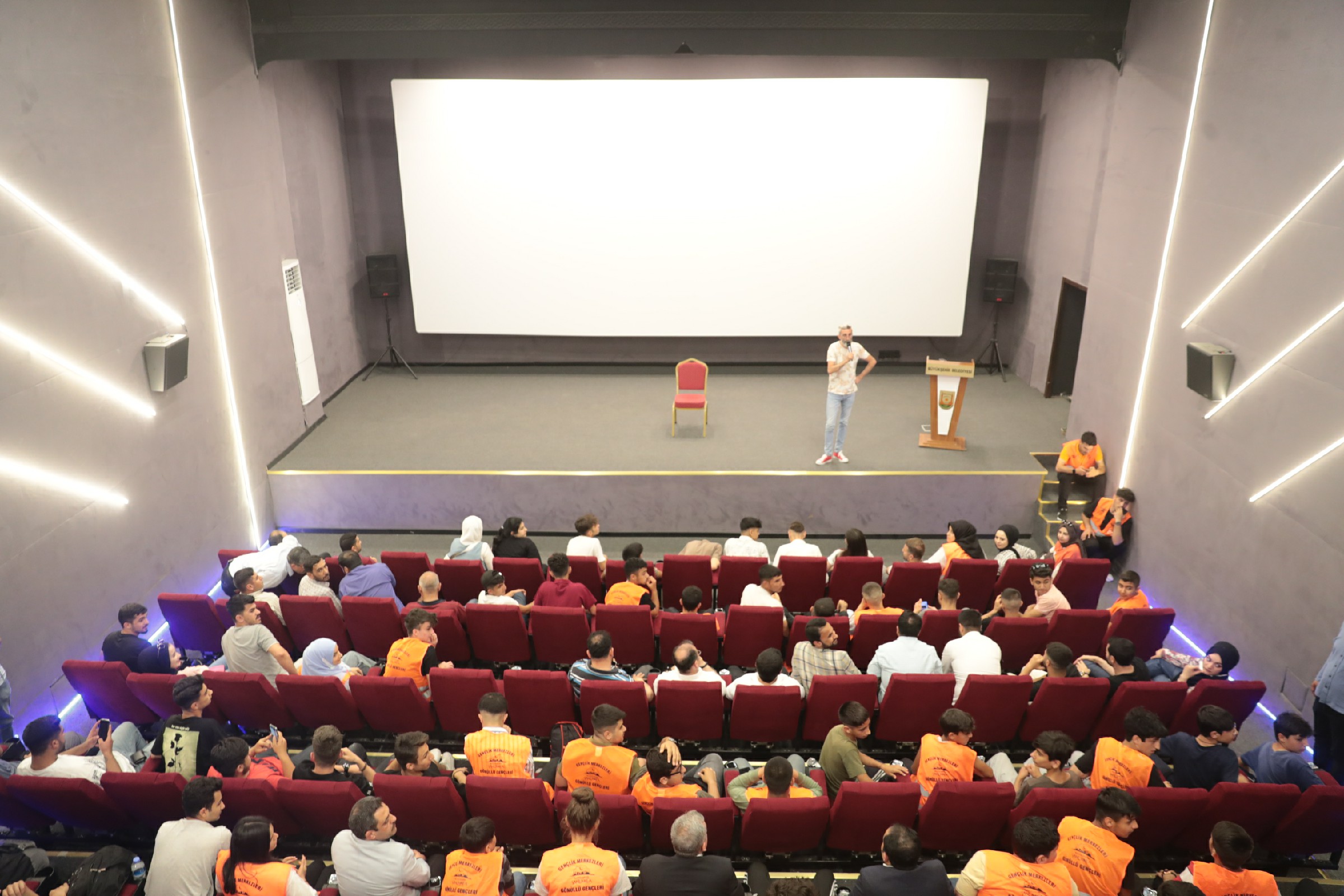 BAŞKAN BEYAZGÜL GENÇLERLE STAND-UP GÖSTERİSİNDE BULUŞTU