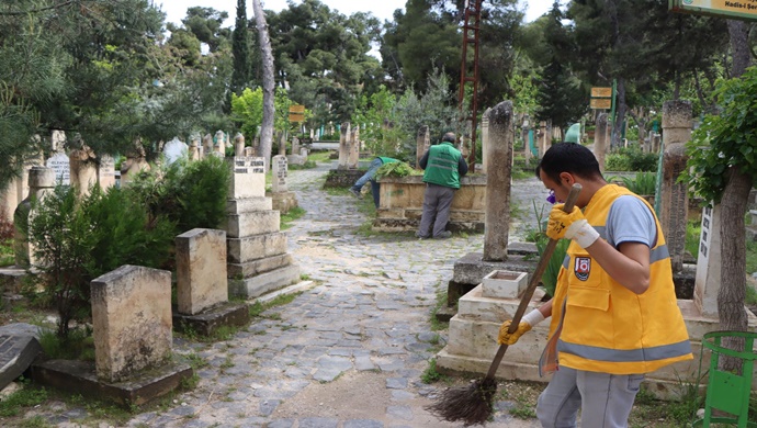 MEZARLIKLAR VATANDAŞLARIN ZİYARETİNE HAZIR HALE GETİRİLDİ