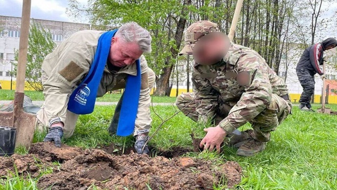 Moskova bölgesinde, Birleşik Rusya’nın desteğiyle Büyük Vatanseverlik Savaşı kahramanları ve Kuzey Askeri Bölgesi anısına meşe ağaçlarından oluşan bir sokak dikildi.