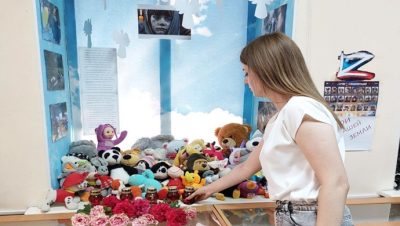 Yanan mumlardan, kağıttan vinçlerden, çiçeklerden ve oyuncaklardan yapılmış melekler: Birleşik Rusya, Donbass’ta öldürülen çocukların anısına bölgelerde mitingler düzenledi