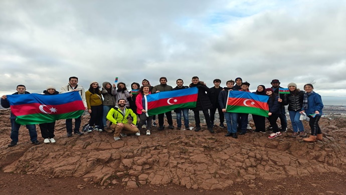 Şotlandiyanın “Arthur’s Seat” zirvəsində Azərbaycan bayrağı dalğalandırılıb