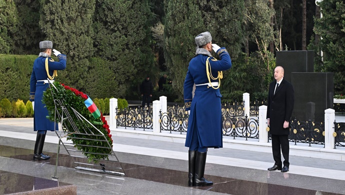 İlham Əliyev və birinci xanım Mehriban Əliyeva Ümummilli Lider Heydər Əliyevin məzarını ziyarət ediblər