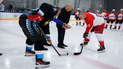 “Birleşik Rusya’nın Genç Muhafızı” Kaliningrad’da bir yardım hokeyi maçı düzenledi