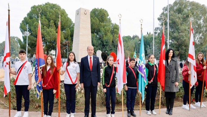 Cumhurbaşkanı Ersin Tatar, 21-25 Aralık Millî Mücadele ve Şehitler Haftası dolayısıyla Lefkoşa Şehitler Abidesi önünde düzenlenen anma törenine katıldı.