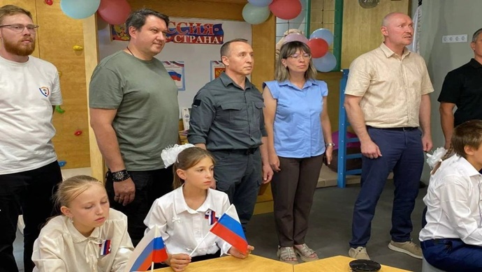 Birleşik Rusya’nın desteğiyle Yenakiyevo (DPR) yatılı okulunda oyun odası açıldı